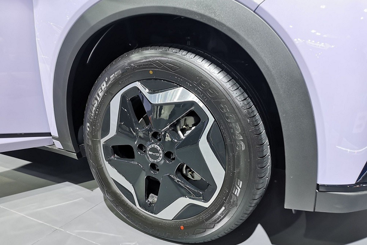 Ngoài quãng đường di chuyển đủ dùng, mẫu ô tô điện Trung Quốc này còn có những trang bị đáng chú ý như đèn pha LED với tính năng chờ dẫn đường, dải đèn LED định vị ban ngày, đèn hậu LED, vành hợp kim 16 inch, lốp 195/60R16 và gương chiếu hậu gập điện/chỉnh điện/sấy kính.