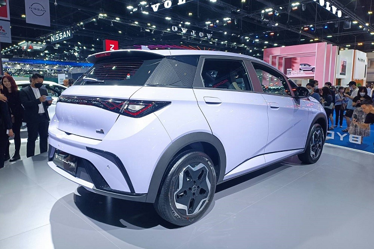 "Trái tim" của BYD Dolphin là 1 mô-tơ điện nằm trên cầu trước, tạo ra công suất tối đa 94 mã lực và mô-men xoắn cực đại 180 Nm. Mô-tơ điện này đi kèm với cụm pin Blade CTB (Cell-to-body) có dung lượng khả dụng 44,9 kWh.