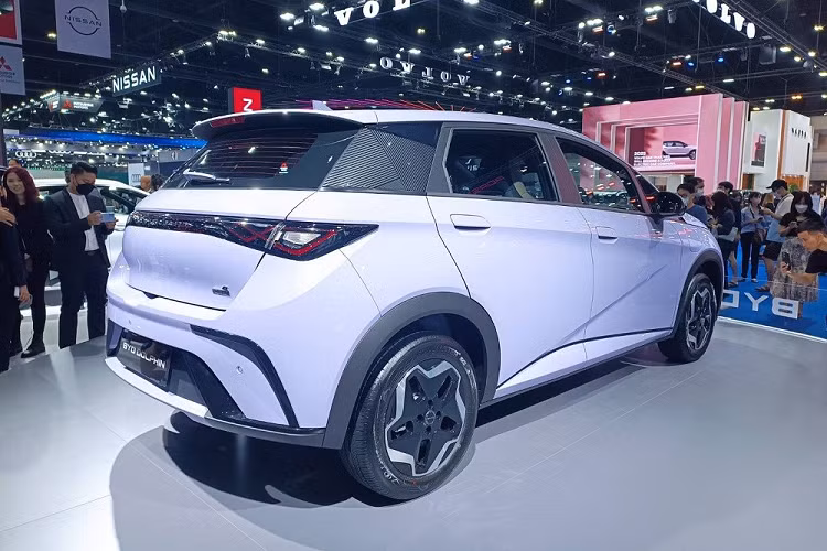 "Trái tim" của BYD Dolphin là 1 mô-tơ điện nằm trên cầu trước, tạo ra công suất tối đa 94 mã lực và mô-men xoắn cực đại 180 Nm. Mô-tơ điện này đi kèm với cụm pin Blade CTB (Cell-to-body) có dung lượng khả dụng 44,9 kWh.