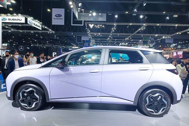 Bỏ ra số tiền này, khách hàng Thái Lan sẽ nhận về một mẫu ô tô điện thuộc phân khúc hatchback cỡ C. Thuộc dòng sản phẩm Ocean lấy cảm hứng từ đại dương của hãng BYD, Dolphin được phát triển dựa trên cơ sở gầm bệ e-platform 3.0. Xe dài 4.150 mm, rộng 1.770 mm, cao 1.570 mm trong khi chiều dài cơ sở đạt 2.700 mm và chiều cao gầm chỉ 130 mm.