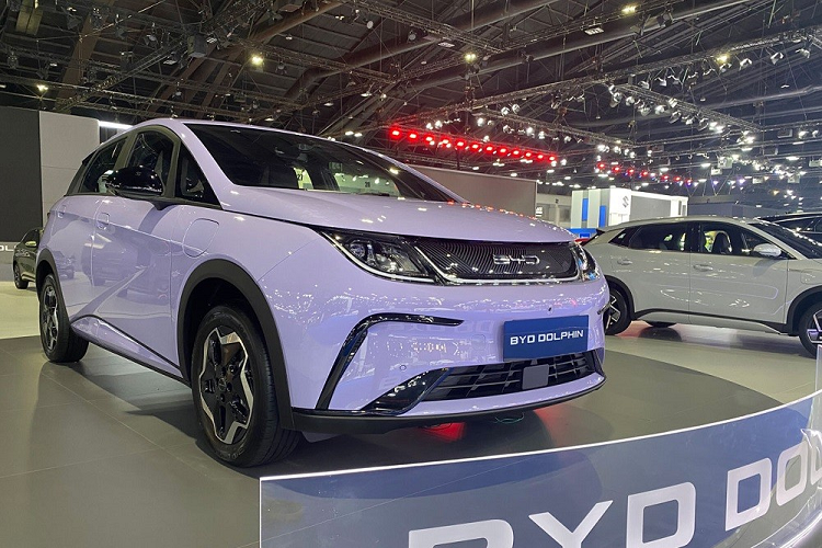 Nhờ đó, BYD Dolphin có quãng đường di chuyển 410 km sau khi sạc đầy pin, theo chu trình thử nghiệm NEDC. Xe có thể dùng sạc chậm AC, sạc treo tường 7 kW hoặc sạc nhanh DC 60 kW.