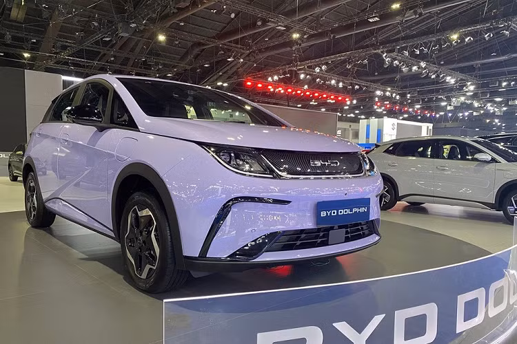 Nhờ đó, BYD Dolphin có quãng đường di chuyển 410 km sau khi sạc đầy pin, theo chu trình thử nghiệm NEDC. Xe có thể dùng sạc chậm AC, sạc treo tường 7 kW hoặc sạc nhanh DC 60 kW.