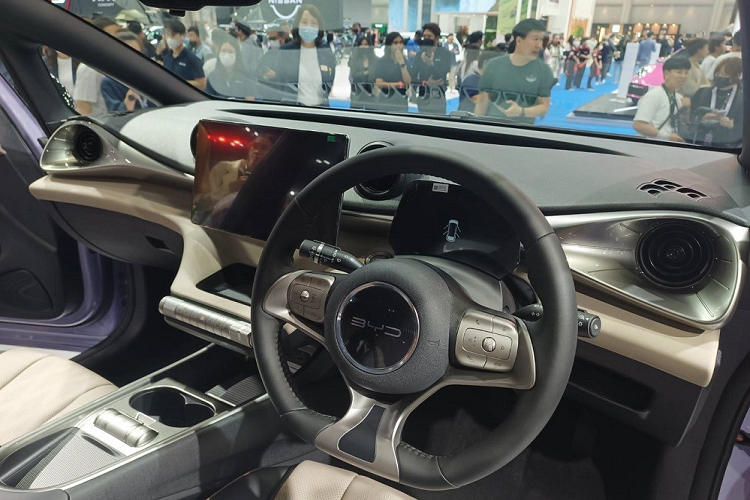 Hệ thống âm thanh 6 loa, gương chiếu hậu chỉnh ngày/đêm, điều khiển bằng giọng nói, 4 cổng USB trước/sau, đèn đọc sách cho cả 2 hàng ghế, ổ điện 12V, khởi động nút bấm, chìa khóa thông minh, cửa sổ một chạm chống kẹt bên ghế lái, điều hòa tự động và lọc bụi mịn PM2.5.