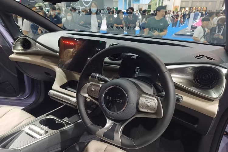 Hệ thống âm thanh 6 loa, gương chiếu hậu chỉnh ngày/đêm, điều khiển bằng giọng nói, 4 cổng USB trước/sau, đèn đọc sách cho cả 2 hàng ghế, ổ điện 12V, khởi động nút bấm, chìa khóa thông minh, cửa sổ một chạm chống kẹt bên ghế lái, điều hòa tự động và lọc bụi mịn PM2.5.