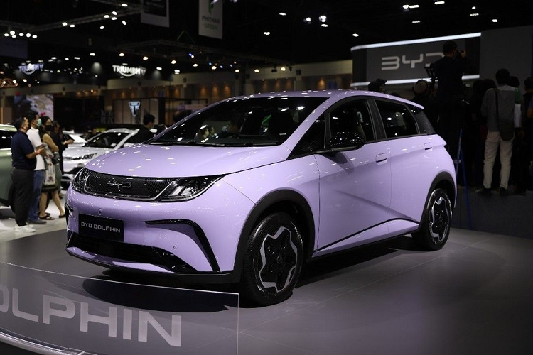 Cảnh báo phương tiện cắt ngang khi lùi, hỗ trợ chuyển làn đường, hỗ trợ kiểm soát xe khẩn cấp khi chuyển làn, cảnh báo va chạm khi chuyển làn đường và cảnh báo xe đang tới khi mở cửa. Khi mua xe điện BYD Dolphin, khách hàng Thái Lan có thể chọn các màu sắc là be Coastal Cream và tím Flora Purple.