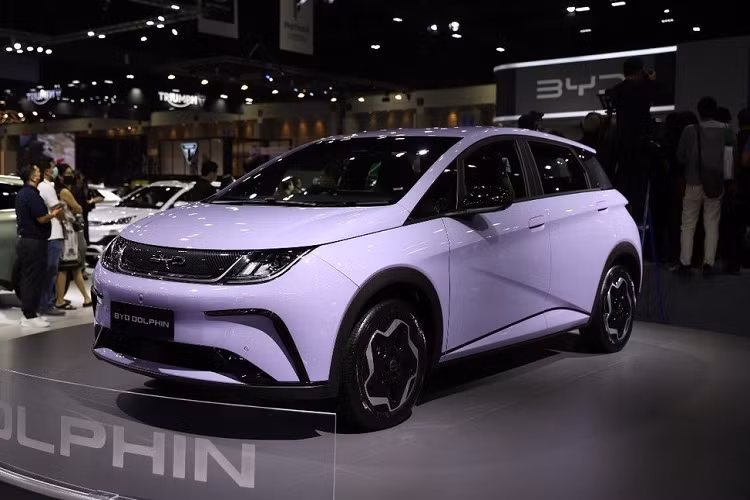 Cảnh báo phương tiện cắt ngang khi lùi, hỗ trợ chuyển làn đường, hỗ trợ kiểm soát xe khẩn cấp khi chuyển làn, cảnh báo va chạm khi chuyển làn đường và cảnh báo xe đang tới khi mở cửa. Khi mua xe điện BYD Dolphin, khách hàng Thái Lan có thể chọn các màu sắc là be Coastal Cream và tím Flora Purple.