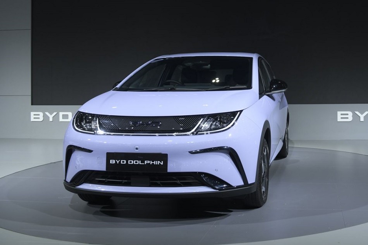 Tại thị trường Thái Lan, giá xe BYD Dolphin 2023 chỉ bán ra 1 phiên bản là Standard Range là 799.999 Baht (khoảng 552 triệu đồng). Đây là giá bán ước tính sau khi áp dụng ưu đãi của chính phủ Thái Lan do nhà phân phối BYD Rever Automotive đưa ra.
