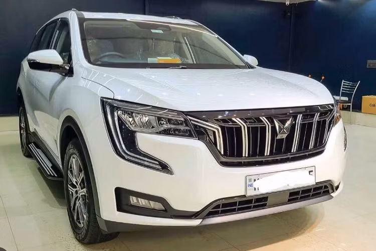 Dai ly do nham dau vao xe Mahindra XUV70 chay xang khi giao cho khach-Hinh-2