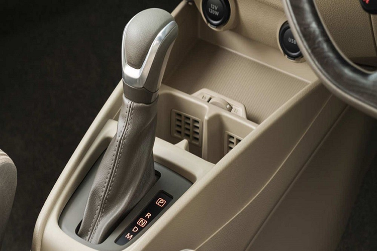 Nằm bên dưới nắp ca-pô của Toyota Rumion 2023 ở thị trường Ấn Độ là 2 tùy chọn động cơ, không khác gì Suzuki Ertiga. Đầu tiên là động cơ xăng 4 xi-lanh, dung tích 1.5L, sản sinh công suất tối đa 103 mã lực và mô-men xoắn cực đại 137 Nm. Động cơ hút khí tự nhiên này đi với hộp số sàn 5 cấp hoặc tự động 6 cấp.