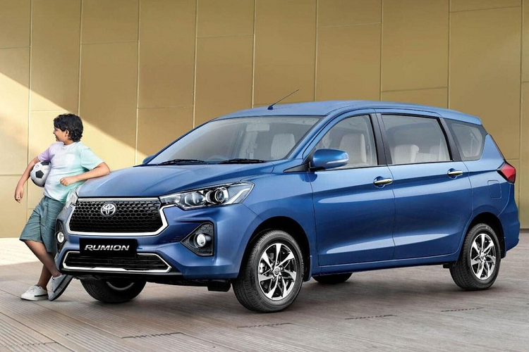 Thay đổi tiếp theo của Toyota Rumion 2023 so với Suzuki Ertiga là vành la-zăng. Bộ vành hợp kim này có đường kính 15 inch và thiết kế 7 chấu kép, phay xước 2 màu. Tuy nhiên, bản tiêu chuẩn của xe chỉ dùng vành thép 15 inch đi kèm ốp mâm màu bạc.