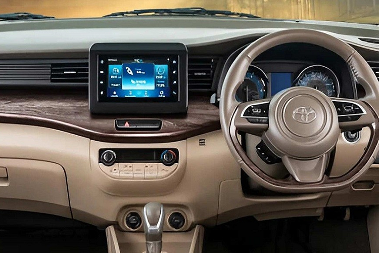 Trong khi đó, những khu vực khác của Toyota Rumion 2023 như đèn pha Halogen, đèn hậu LED, cản sau, sườn xe hay cửa cốp vẫn giữ nguyên như Suzuki Ertiga. Gương chiếu hậu của xe có tính năng gập điện, chỉnh điện và tích hợp đèn báo rẽ.