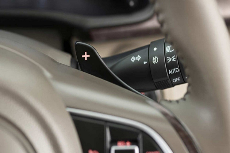 Xe sở hữu những trang bị như chìa khóa thông minh, khởi động máy bằng nút bấm, vô lăng đa chức năng tích hợp lẫy chuyển số, màn hình cảm ứng trung tâm 7 inch, kết nối Apple CarPlay/Android Auto không dây, điều hòa tự động, cửa gió dành cho hàng ghế sau, hệ thống âm thanh 6 loa và cổng sạc 12V ở 2 hàng ghế đầu.