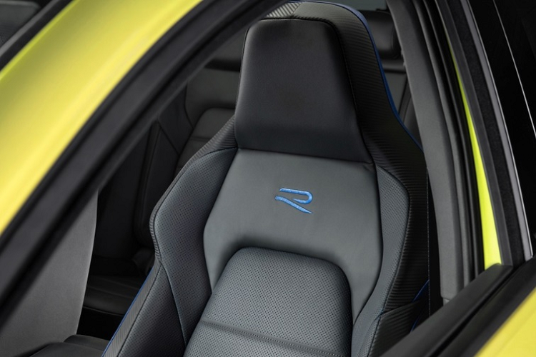 Bên cạnh đó, trên mặt taplo của phiên bản giới hạn này sẽ được đánh dấu số thứ tự của xe. Logo “R” màu xanh dương cũng được in đậm trên vô lăng nhằm tạo điểm nhấn.