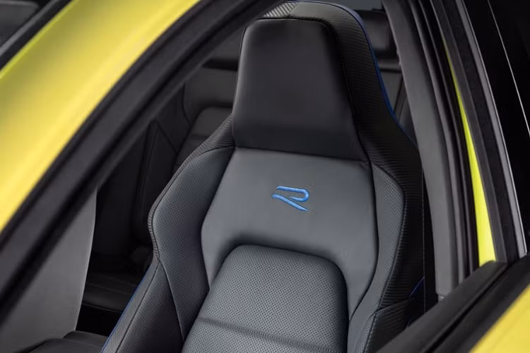 Bên cạnh đó, trên mặt taplo của phiên bản giới hạn này sẽ được đánh dấu số thứ tự của xe. Logo “R” màu xanh dương cũng được in đậm trên vô lăng nhằm tạo điểm nhấn.