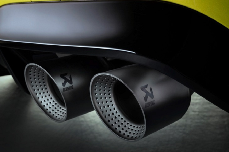 Điểm đáng chú ý nhất trên chiếc Golf R 333 này chính là hệ thống ống xả kép thể thao bằng hợp kim titanium Akrapovic mà Volkswagen trang bị. Hệ thống này hứa hẹn mang đến âm thanh mạnh mẽ, tuyệt vời cho chiếc xe.