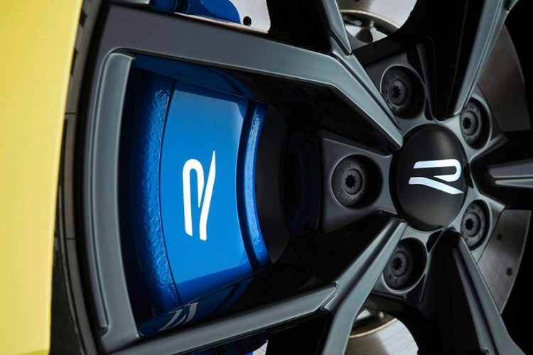 Thân xe được trang trí thêm đề can 333 càng thể hiện sự độc đáo của phiên bản giới hạn này. Volkswagen Golf R 333 Limited Edition còn được trang bị bộ mâm xe Estoril kích thước 19 inch sơn đen đi cùng cùm phanh hiệu suất cao màu xanh giúp xe nổi bật hơn.