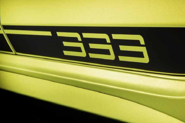 So với bản tiêu chuẩn, Volkswagen Golf R 333 Limited Edition không có nhiều khác biệt. Tuy nhiên, xe lại nổi bật khi sử dụng màu sơn vàng sáng độc quyền, có tên chính thức là Lime Yellow Metallic.