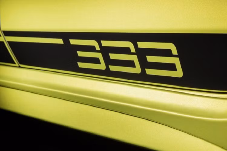 So với bản tiêu chuẩn, Volkswagen Golf R 333 Limited Edition không có nhiều khác biệt. Tuy nhiên, xe lại nổi bật khi sử dụng màu sơn vàng sáng độc quyền, có tên chính thức là Lime Yellow Metallic.