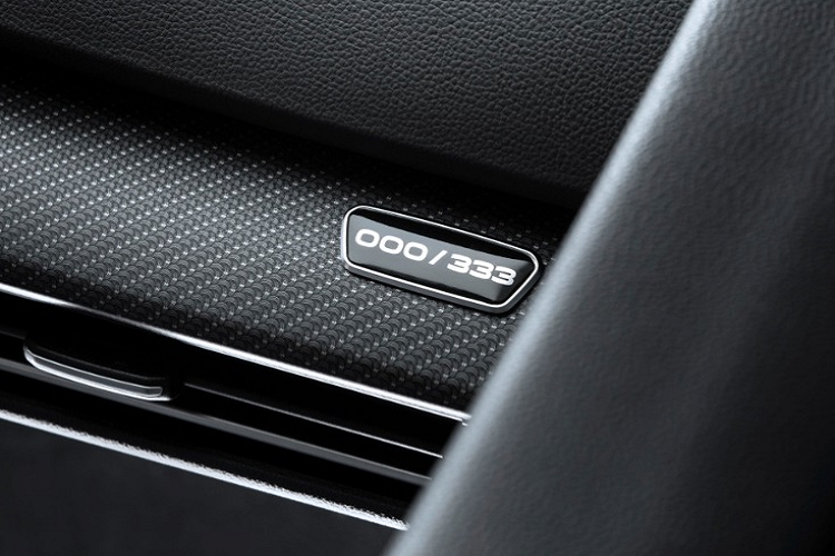 Volkswagen Golf R 333 được tích hợp nhiều tính năng hỗ trợ lái an toàn, tiên tiến như: hệ thống đèn pha thông minh IQ.LIGHT LED, gói an toàn IQ.DRIVE bao gồm hỗ trợ chuyển làn, camera lùi…