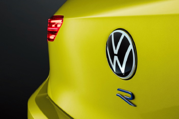 So với bản thường, công suất của Volkswagen Golf R 333 đã được tinh chỉnh để tăng từ 320 mã lực lên mức 333 mã lực và mô-men xoắn 420 Nm.