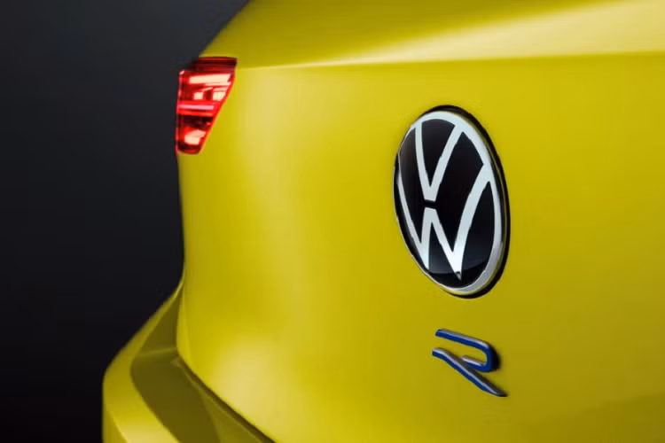 So với bản thường, công suất của Volkswagen Golf R 333 đã được tinh chỉnh để tăng từ 320 mã lực lên mức 333 mã lực và mô-men xoắn 420 Nm.