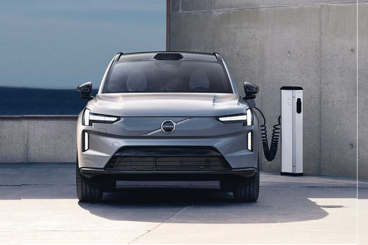 Cả hai phiên bản đều được trang bị cụm pin dung lượng 107 kWh cung cấp quãng đường vận hành lên tới 580 km theo tiêu chuẩn WLTP, tương đương khoảng 483 km khi sử dụng thực tế. 