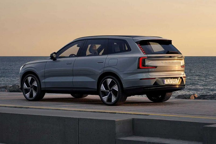 Ngoài ra, Volvo cũng vừa mới giới thiệu phiên bản EX90 Excellence cao cấp nhất với phạm vi di chuyển lên tới khoảng 650 km. Tuy nhiên, cấu hình chi tiết về trang bị vận hành của phiên bản này, bao gồm sức mạnh động cơ điện và dung lượng pin vẫn chưa được hãng tiết lộ.