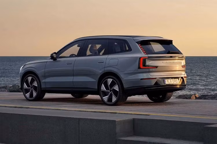 Ngoài ra, Volvo cũng vừa mới giới thiệu phiên bản EX90 Excellence cao cấp nhất với phạm vi di chuyển lên tới khoảng 650 km. Tuy nhiên, cấu hình chi tiết về trang bị vận hành của phiên bản này, bao gồm sức mạnh động cơ điện và dung lượng pin vẫn chưa được hãng tiết lộ.