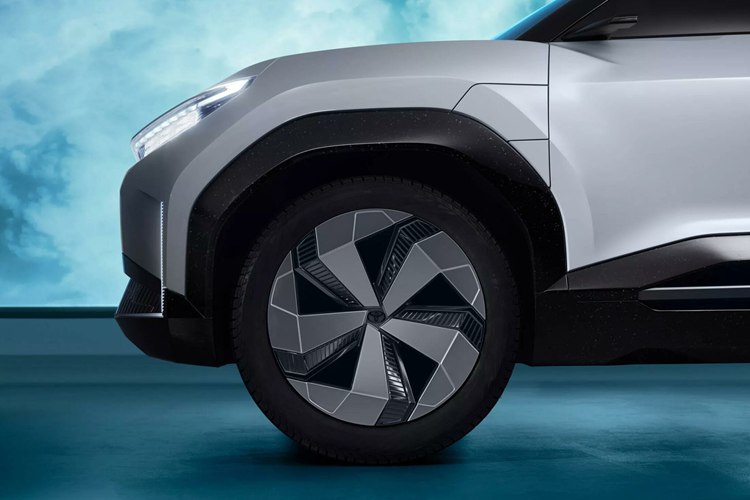 Ngoài ra, xe còn có thêm dải đèn nằm dọc ở hai góc cản trước. Ở khu vực sườn xe, Toyota Urban SUV Concept sở hữu những đường dập gân và cắt xẻ mạnh mẽ, hốc bánh góc cạnh, bộ mâm đậm chất khí động học cũng như tay nắm cửa ẩn.