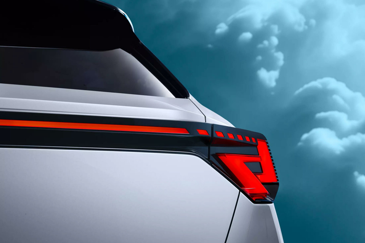 Đằng sau Toyota Urban SUV Concept xuất hiện cụm đèn hậu nằm vắt ngang đuôi xe, gợi liên tưởng đến một số mẫu ô tô Kia. Bên cạnh đó là cánh gió mui chia đôi và bộ khuếch tán gió có thiết kế tương tự hốc gió trung tâm trên cản trước.