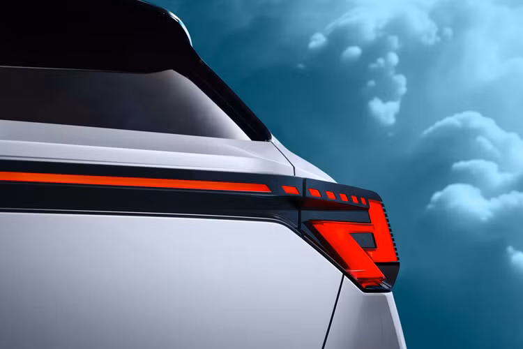 Đằng sau Toyota Urban SUV Concept xuất hiện cụm đèn hậu nằm vắt ngang đuôi xe, gợi liên tưởng đến một số mẫu ô tô Kia. Bên cạnh đó là cánh gió mui chia đôi và bộ khuếch tán gió có thiết kế tương tự hốc gió trung tâm trên cản trước.