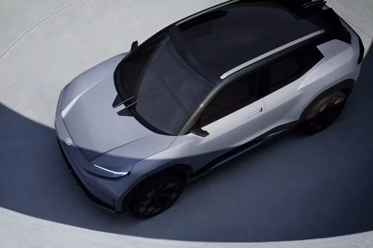 “Toyota hiện đang thống trị phân khúc SUV cỡ B với mẫu xe hybrid điện hóa Yaris Cross. Đây là mẫu xe hiện đang bán chạy nhất phân khúc. Với kinh nghiệm rút ra từ Yaris Cross, chúng tôi đang phát triển một mẫu SUV thuần điện đúng nghĩa với thiết kế thực dụng từ ngoài vào trong, đáp ứng những tiêu chí ưu tiên của khách hàng châu Âu.