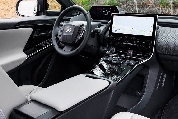 Trong cùng quý này, Trung Quốc đã bán được 891.000 xe điện và Toyota chiếm thị phần khoảng 0,58%, xếp thứ 25 trong số các thương hiệu xe điện, nó cũng chỉ chiếm 1,5% trong cơ cấu doanh số của Toyota, trong khi một số thương hiệu Trung Quốc đã chiếm hơn 20%. Điều này cho thấy hãng xe Nhật còn phải làm nhiều việc với các xe điện của mình, và đồng thời, thị trường Trung Quốc quá khốc liệt cho các cuộc cạnh tranh.