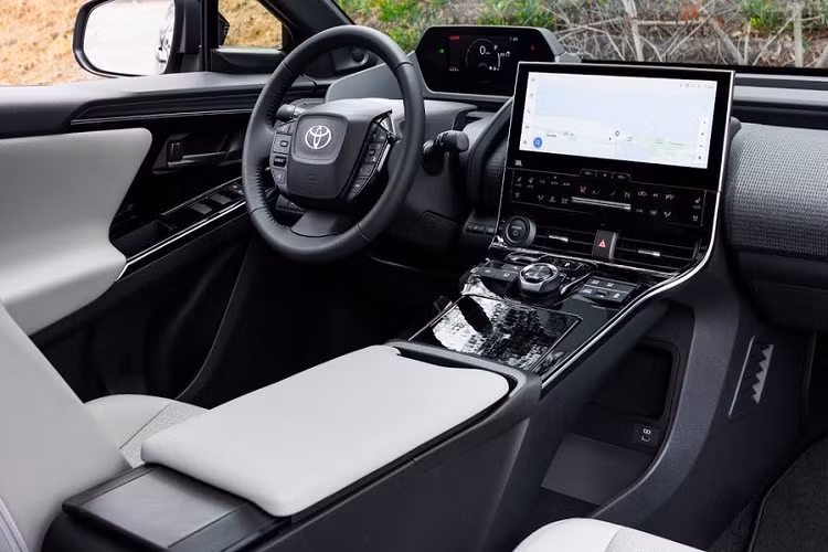 Trong cùng quý này, Trung Quốc đã bán được 891.000 xe điện và Toyota chiếm thị phần khoảng 0,58%, xếp thứ 25 trong số các thương hiệu xe điện, nó cũng chỉ chiếm 1,5% trong cơ cấu doanh số của Toyota, trong khi một số thương hiệu Trung Quốc đã chiếm hơn 20%. Điều này cho thấy hãng xe Nhật còn phải làm nhiều việc với các xe điện của mình, và đồng thời, thị trường Trung Quốc quá khốc liệt cho các cuộc cạnh tranh.