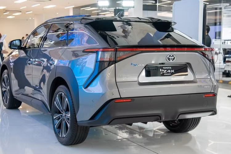 Toyota bZ4X có sẵn hai phiên bản khác nhau, phiên bản dẫn động cầu trước với động cơ điện đơn cho ra công suất 203 mã lực và mô-men xoắn 266 Nm, còn phiên bản dẫn động bốn bánh với động cơ điện kép có công suất 215 mã lực và tạo ra mô-men xoắn 336 Nm. Cả hai phiên bản đều đi kèm với hai gói pin 50,3 kWh và 66,7 kWh, trong đó phiên bản 66,7 kWh cung cấp phạm vi hoạt động lên tới 615 km trong điều kiện CLTC. Phiên bản dẫn động bốn bánh có thể tăng tốc từ vị trí xuất phát lên 100 km/h chỉ trong thời gian 6,9 giây.