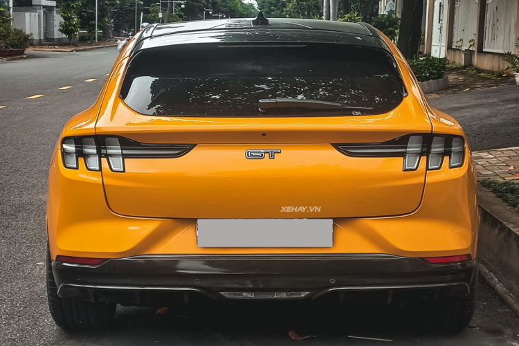 Ở phía sau, chiếc Ford Mustang Mach-E GT được trang bị đèn hậu LED chia 3 phần riêng biệt độc đáo và logo GT đặt ngay ở vị trí trung tâm của cửa cốp. Bộ vành theo xe là loại đa chấu, kích thước 19 inch và cùm phanh sơn đỏ.