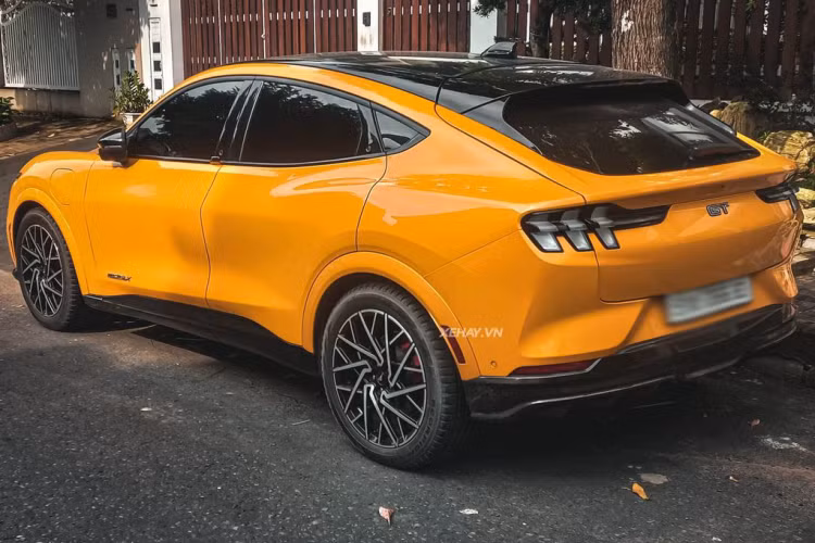 Chiếc Ford Mustang Mach-E GT tại Việt Nam này sở hữu chiều dài 4.739 mm, rộng 1.881 mm, cao 1.621 mm và trục cơ sở 2.984 mm. Điểm nhấn đáng chú ý trên “khuôn mặt” của chiếc SUV điện là hệ thống đèn pha LED sắc sảo, cá tính. 
