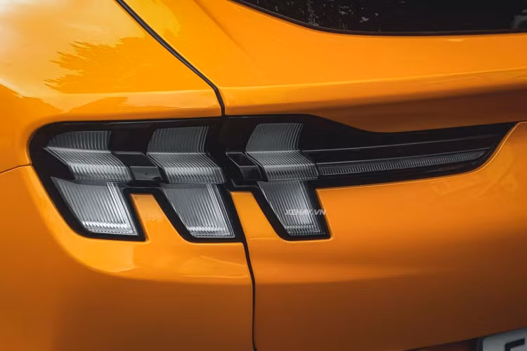 Về truyền động, Ford Mustang Mach-E GT sở hữu 2 động cơ điện cho tổng công suất lên tới 480 mã lực và mô-men xoắn cực đại 860 Nm. Với sức mạnh này, chiếc SUV điện có thể hoàn thành cú tăng tốc nước rút 0 - 96 km/giờ chỉ trong vòng 3,8 giây.