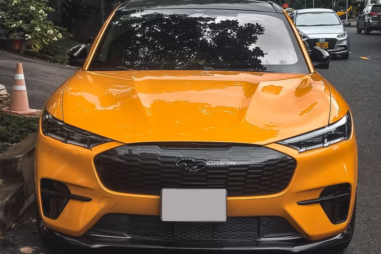 Ford Mustang Mach-E GT khác biệt với các mẫu xe Mustang khác không chỉ vì hệ dẫn động hoàn toàn bằng điện mà còn nằm ở kiểu dáng như một chiếc SUV. Xe có thiết kế gầm cao, 4 cửa 5 chỗ ngồi độc đáo với đuôi xe vuốt thấp theo phong cách fastback đặc trưng của Ford Mustang. Chiếc trong bài sở hữu màu sơn ngoại thất vàng năng động.