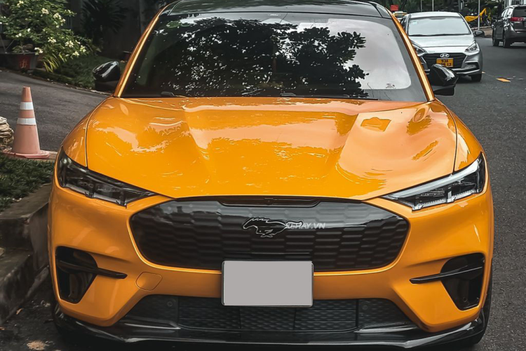 Ford Mustang Mach-E GT khác biệt với các mẫu xe Mustang khác không chỉ vì hệ dẫn động hoàn toàn bằng điện mà còn nằm ở kiểu dáng như một chiếc SUV. Xe có thiết kế gầm cao, 4 cửa 5 chỗ ngồi độc đáo với đuôi xe vuốt thấp theo phong cách fastback đặc trưng của Ford Mustang. Chiếc trong bài sở hữu màu sơn ngoại thất vàng năng động.
