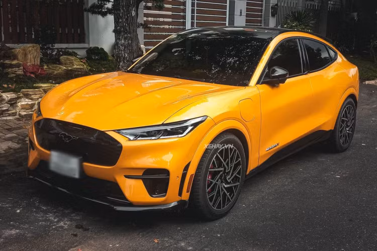 Tại thị trường Việt Nam, số lượng xe Ford Mustang Mach-E chạy điện hiện chỉ có vài chiếc, bản GT thì càng hiếm. Chiếc xe trong bài là một trong số ít được đưa về nước theo diện nhập khẩu tư nhân và hiện thuộc sở hữu của một tay chơi ở TP HCM. 