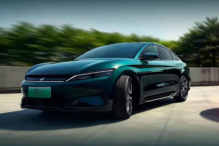 Với bài học thành công của Qin PLUS, nhiều cư dân mạng đang kỳ vọng rằng hãng sẽ áp dụng chiêu bài hạ giá xe BYD Han EV 2023 để gây bất ngờ, hiện tại, có không ít trang tin cho rằng mẫu xe BYD Han EV 2023 sẽ có giá dự kiến từ 225.000 nhân dân tệ, tương đương 771 triệu đồng.