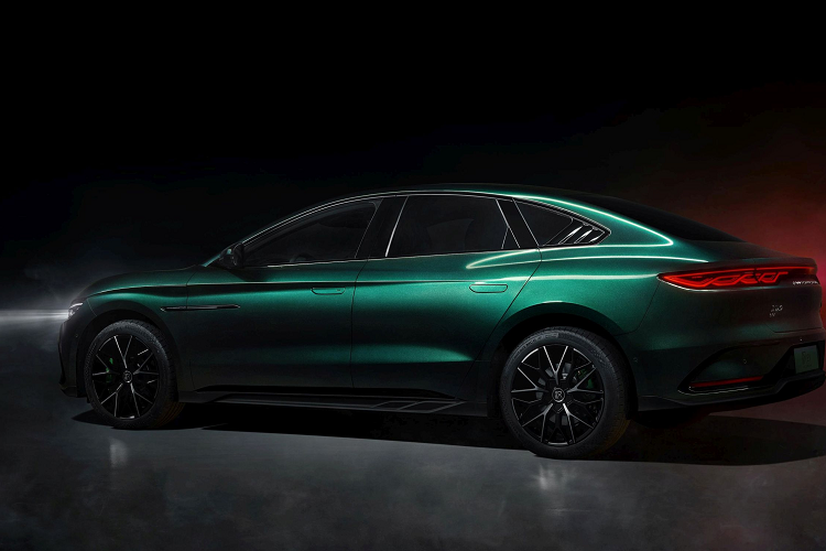 Ngoài ra, mẫu xe BYD Han EV 2023 cao cấp nhất có phạm vi hoạt động 715 km sẽ có thêm chức năng sưởi vô lăng, phiên bản 605 km sẽ nâng cấp âm thanh lên Dynaudio, đây có thể coi là những nâng cấp phù hợp với phiên bản của dòng xe này.