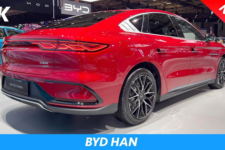 Đã có nhiều sự phàn nàn của khách hàng về việc các mẫu xe của hãng BYD có hệ thống giải trí thông minh không tốt bằng một số nhà sản xuất ô tô mới, vì thế, Han EV 2023 cũng có một số đồ chơi mới như hệ thống DiLink 4.0 (5G) và Apple NFC chìa khóa ô tô.