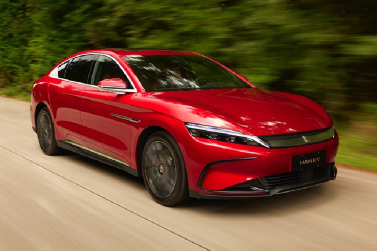 Cuối cùng, mẫu xe BYD Han EV 2023 hàng đầu có quãng đường di chuyển 715 km nhiều khả năng sẽ được trang bị hệ thống treo chủ động điều khiển điện tử DiSus-C do do BYD độc lập phát triển. Các cảm biến tích cực thu thập thông tin về tình trạng đường và bộ điều khiển tính toán để đạt được phản ứng ở mức mili giây nhằm điều chỉnh độ mềm và độ cứng của hệ thống treo.