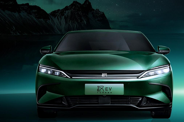 So với ngoại hình chỉ cung cấp thêm một lựa chọn màu sắc, việc nâng cấp tiện nghi bên trong khoang lái của xe BYD Han EV 2023 lại phong phú hơn nhiều, toàn bộ dòng xe được trang bị tiêu chuẩn đèn nội thất và điều hòa không khí bơm nhiệt, giúp không chỉ cải thiện sự thoải mái vào mùa đông mà còn giúp tuổi thọ pin được kéo dài.