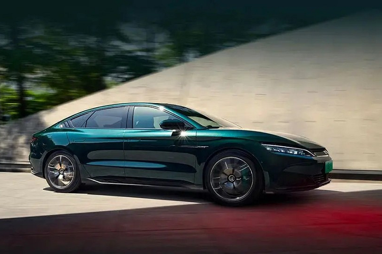 Vài ngày trước, thương hiệu BYD của Trung Quốc ra mắt Qin PLUS DM-i Champion Edition 2023 mới. Xe không chỉ tăng cấu hình mà giá khởi điểm còn giảm hơn 10.000 nhân dân tệ (tương đương 34 triệu đồng) khiến giá xe xuống dưới 100.000 nhân dân tệ (tương đương dưới 343 triệu đồng), điều này đã trực tiếp kích nổ thị trường