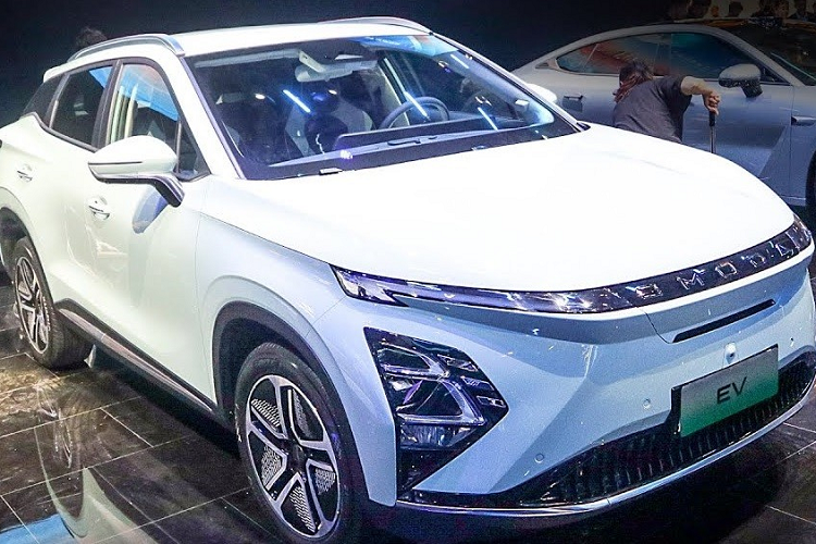 Trước thời điểm bán ở Việt Nam, OMODA 5 EV 2023 chạy điện đã bất ngờ trình làng tại thị trường Trung Quốc, cụ thể là trong triển lãm Ô tô Thượng Hải 2023. Qua đó, có thể thấy OMODA 5 EV sở hữu ngoại hình thay đổi nhẹ so với phiên bản máy xăng để phù hợp với ô tô điện.