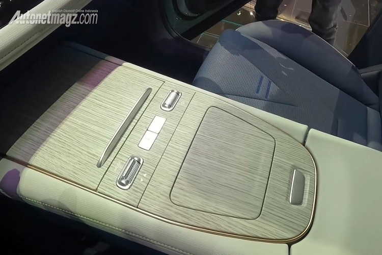 Cụm điều khiển trung tâm của OMODA 5 EV cũng khác với phiên bản máy xăng khi chỉ đi kèm 2 thanh cuộn chỉnh âm lượng, màn hình giải trí và chọn chế độ lái. Mặt táp-lô, cụm điều khiển trung tâm và tapi cửa đều được ốp gỗ đồng thời trang trí bằng những chi tiết kim loại nhằm tạo cảm giác cao cấp cho xe. 