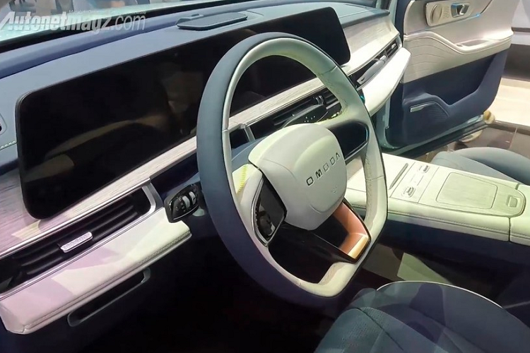 Trong khi đó, những chi tiết còn lại trên sườn xe như nóc, đường chân kính hay tay nắm cửa của mẫu ô tô điện này đều giống hệt phiên bản máy xăng. Tương tự như vậy, thiết kế đằng sau của OMODA 5 EV cũng trung thành với phiên bản máy xăng, bao gồm cả cụm đèn hậu nằm vắt ngang đuôi xe. Tuy nhiên, cản sau của mẫu ô tô điện này có thiết kế đơn giản hơn và không đi kèm 2 đầu ống xả giả mạ crôm như OMODA 5 thông thường. 